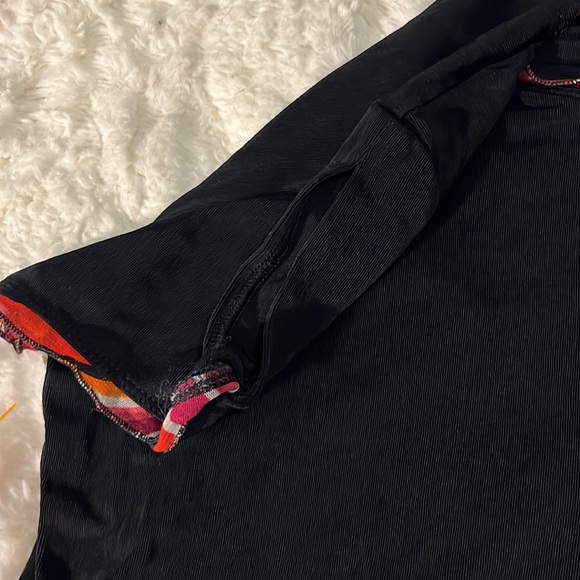 Chico’s Travelers black top. Red ruffle hem, neck line. Size 2. Slits in sleeve - Picture 5 of 7